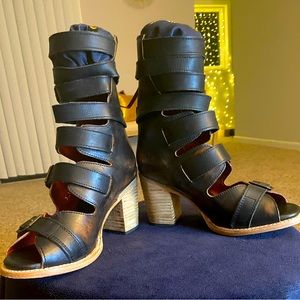 Bond by Freebird - Sz 9. Excellent pre-loved condition!!